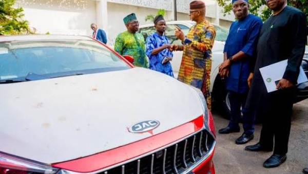 Abiodun rewards Nigeria’s best teacher with two-bedroom bungalow, FG donates car